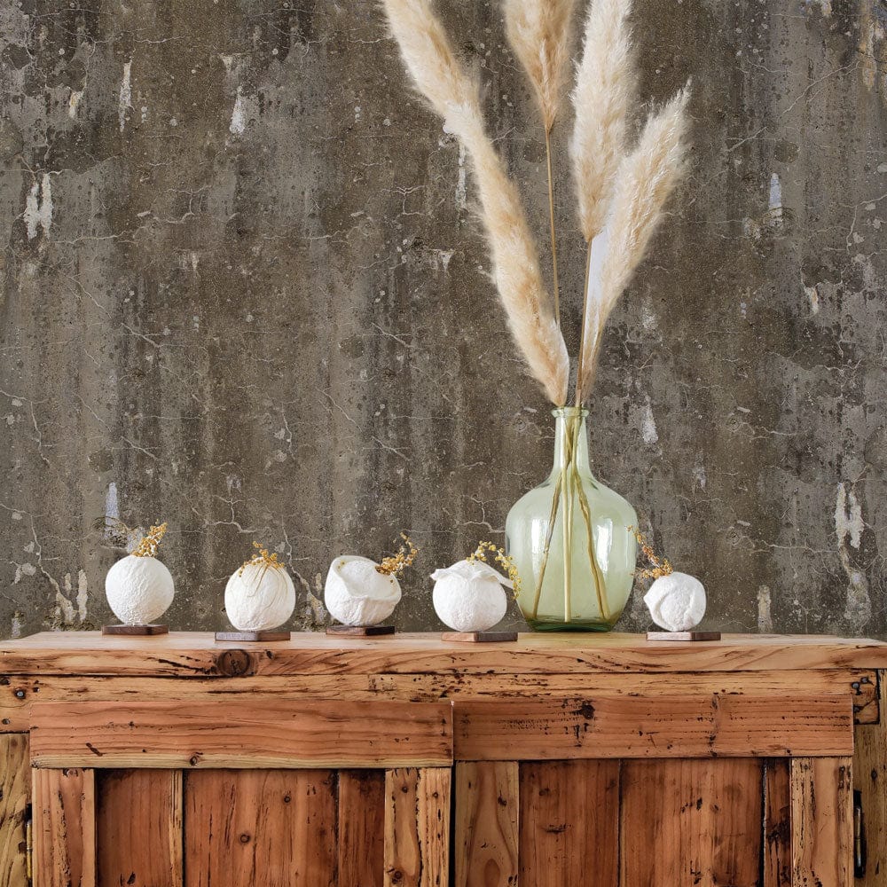 Vase en verre vert clair avec pampas séché, idéal pour un papier peint mural à motifs sombres mouchetés