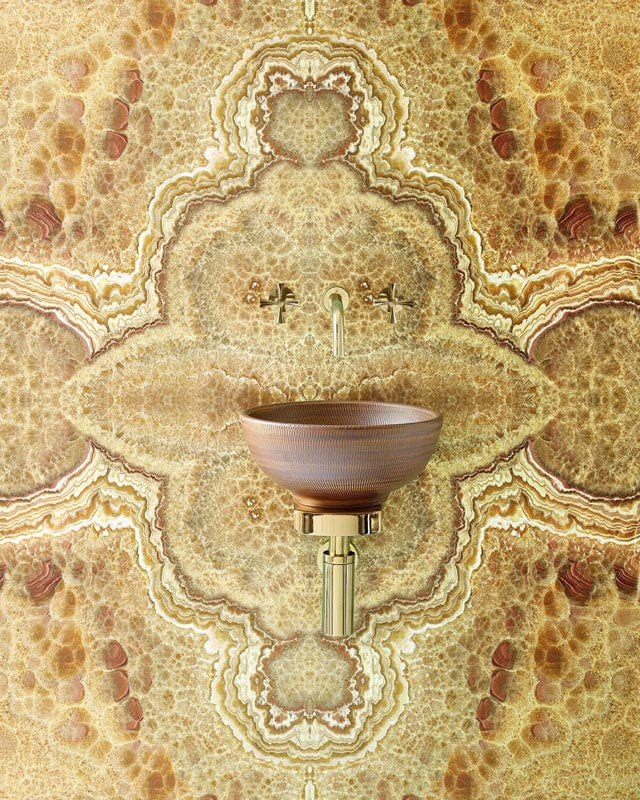Vasque en bois marron avec drain doré et robinet mural à motifs pour papier peint mural