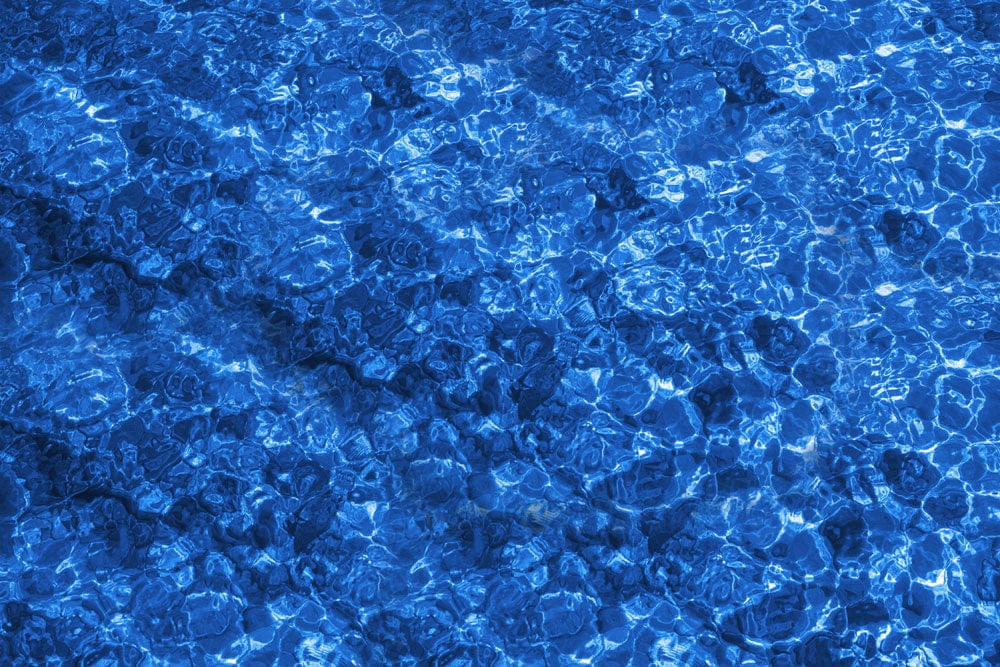 Peint mural à ondulations bleues avec eau scintillante et motifs lumineux
