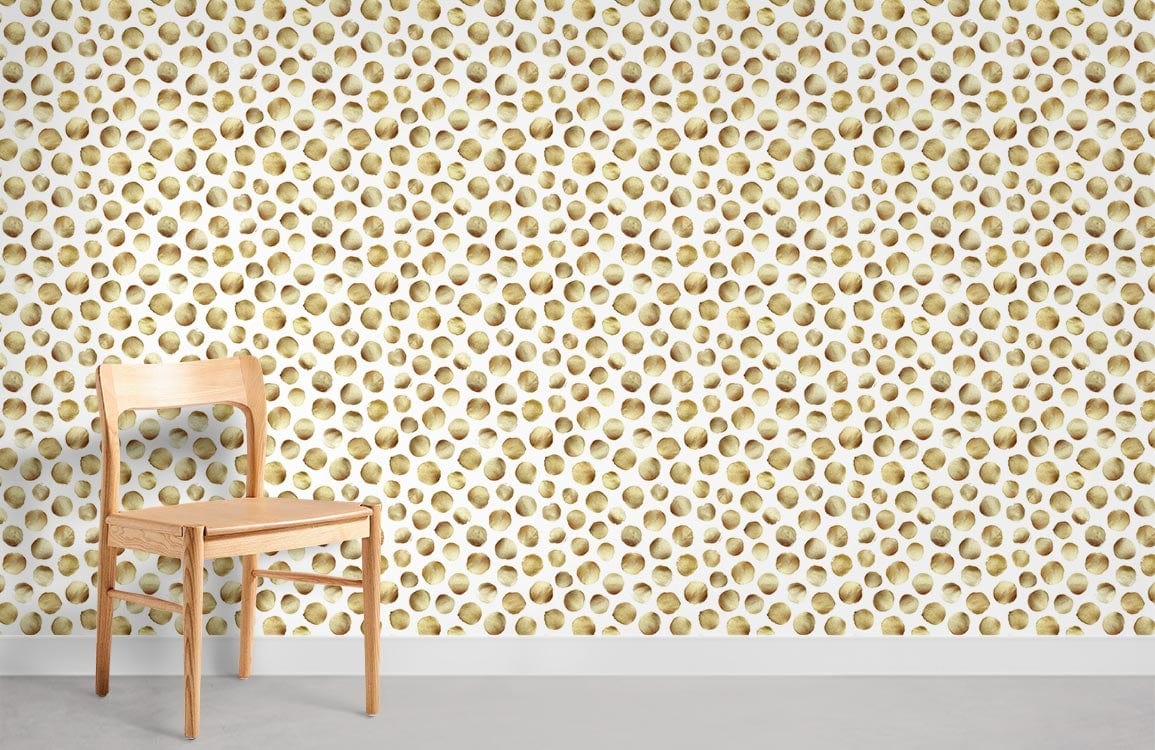 Chaise en bois avec dossier incurvé sur un papier peint mural à pois dorés élégance