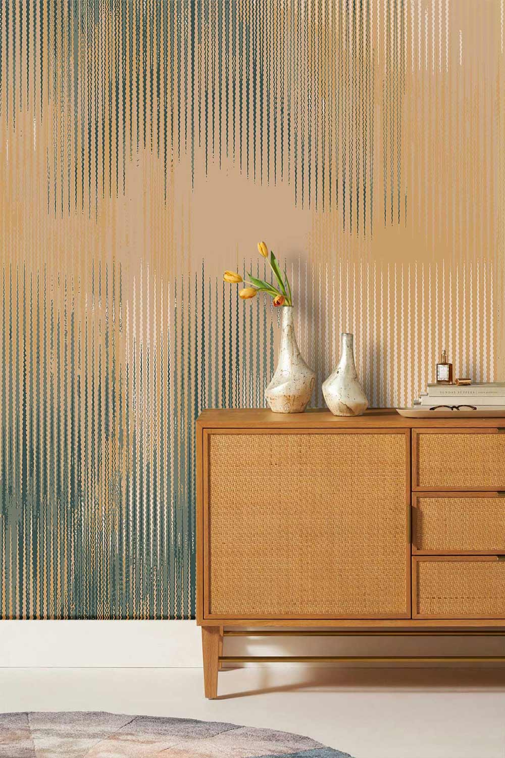 Image d’un meuble en rotin et bois avec papier peint mural à rayures brumeuses