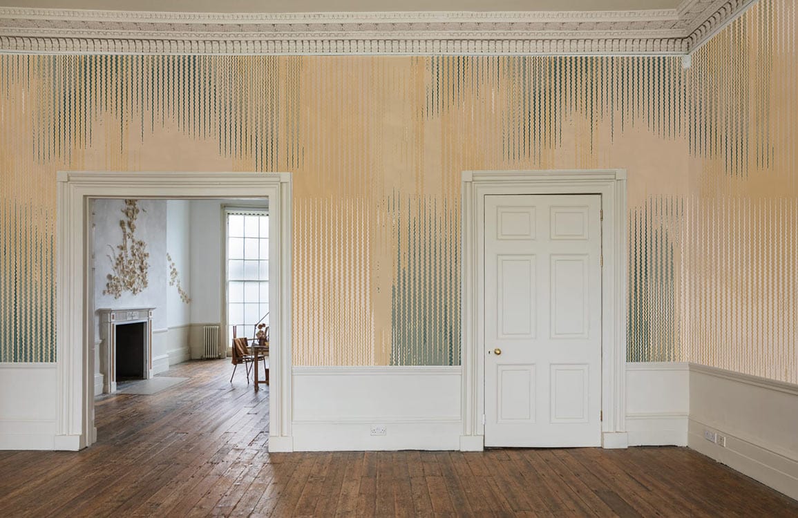 Image d’une pièce vide avec papier peint mural à rayures brumeuses et design fading