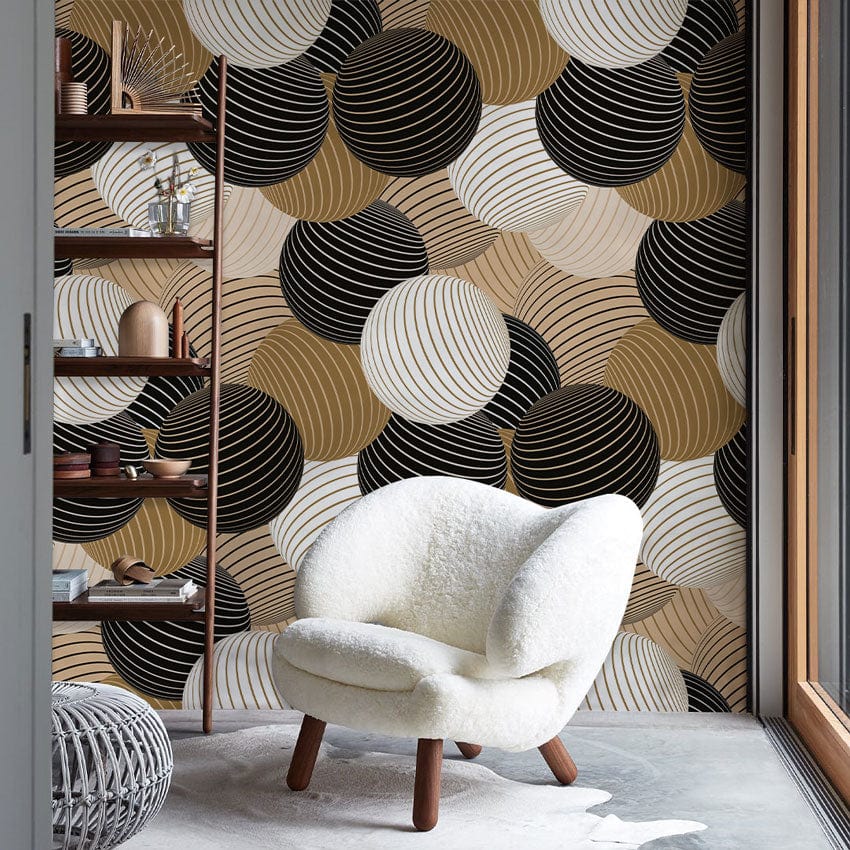Chaise en boucle blanche avec jambes en bois sur un papier peint mural à rayures et boules