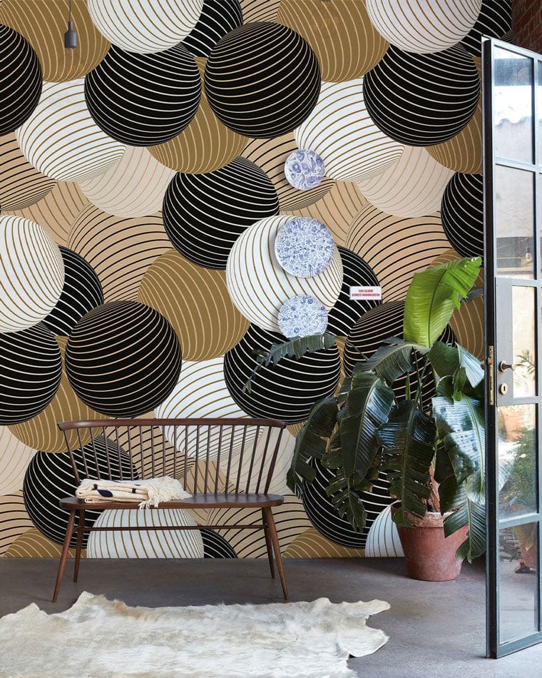 Papier peint mural abstrait avec motifs géométriques, sphères noires, dorées et crème