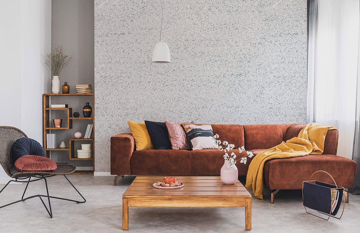 Canapé sectionnel en velours brun avec coussins colorés, idéal pour papiers peints à texture cellulaire