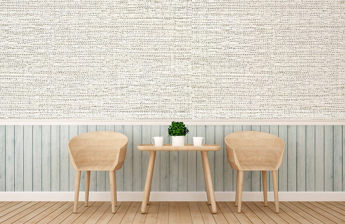 Papier peint mural à texture sale avec table en bois clair et chaises, mur bicolore