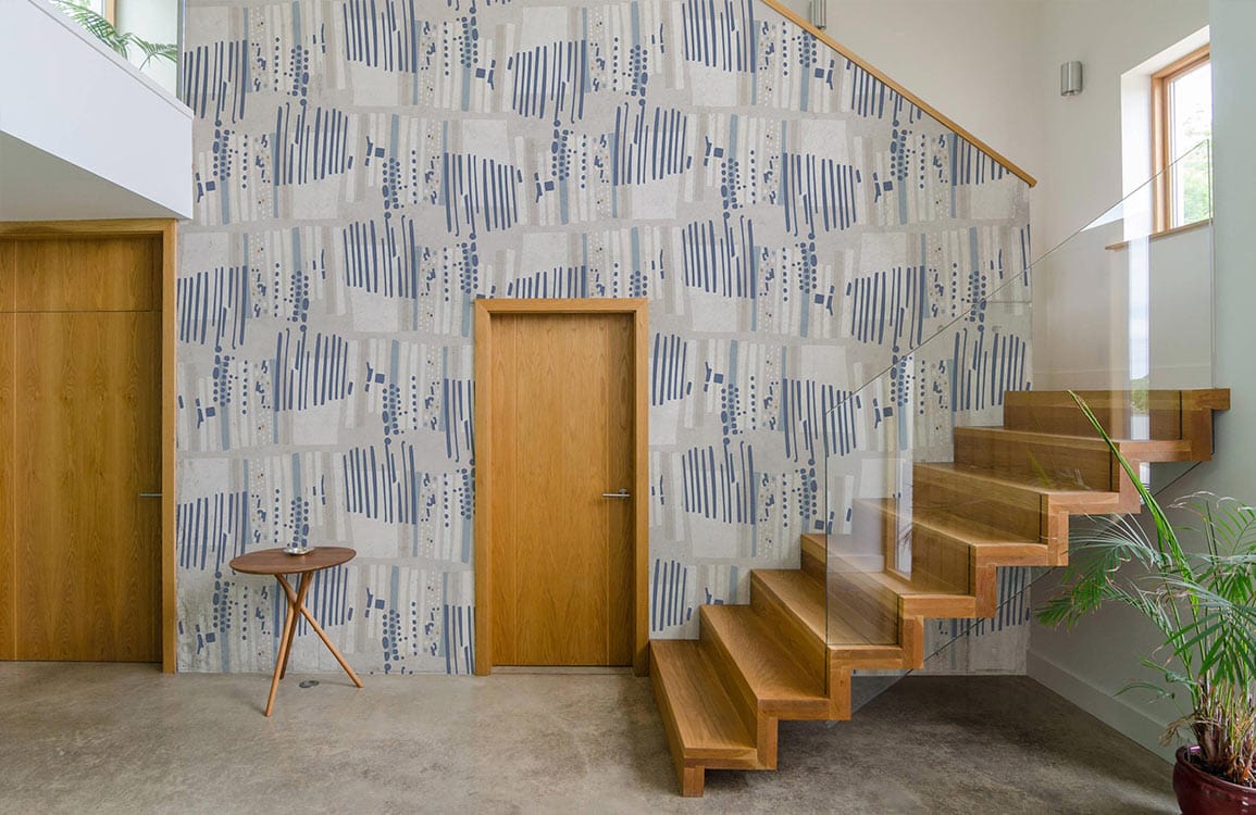 Escalier moderne en bois avec rampe en verre sur papier peint mural à texture unique