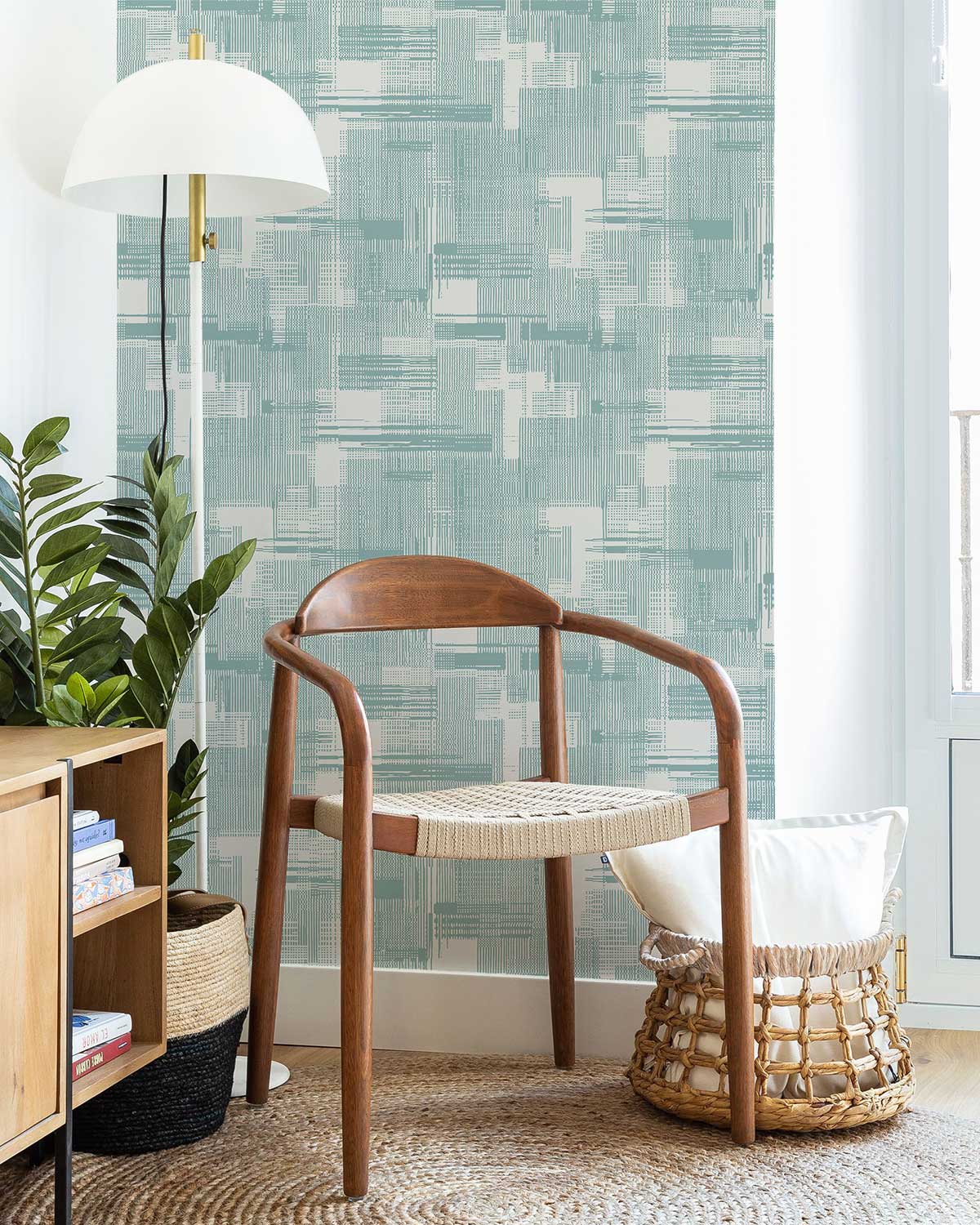 Chaise d’accent en bois avec siège tissé, idéal pour un papier peint mural à texture vague