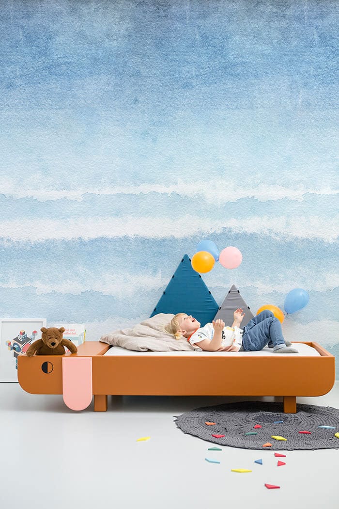 Lit enfant en forme de teckel avec peinture murale vague aquarelle abstraite