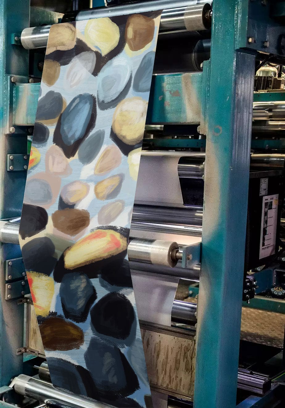 Roll de tissu avec motif de rivière de pierres colorées, idéal pour peinture murale aquarelle