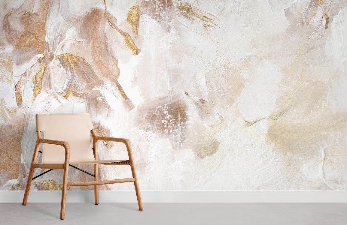 Chaise en bois clair avec tissu, idéale pour un décor mural abstrait aux motifs