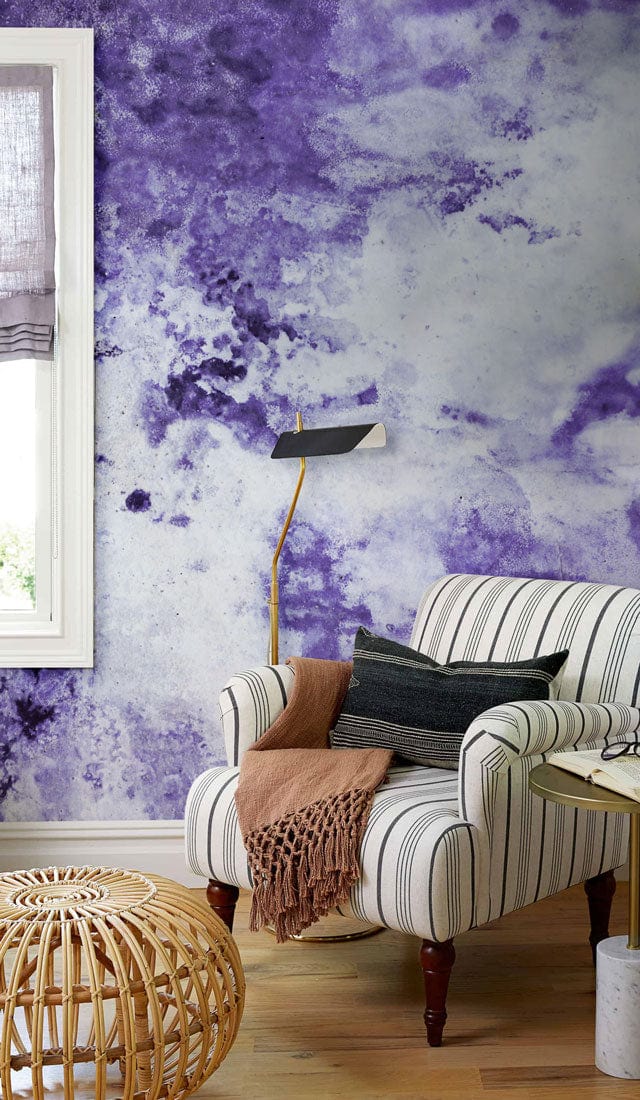 Chaise en peluche avec throw et coussin décoratif, idéal pour peinture murale abstraite