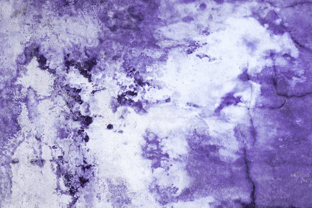 Papier peint mural abstrait avec fissures sur surface marbrée violette et blanche