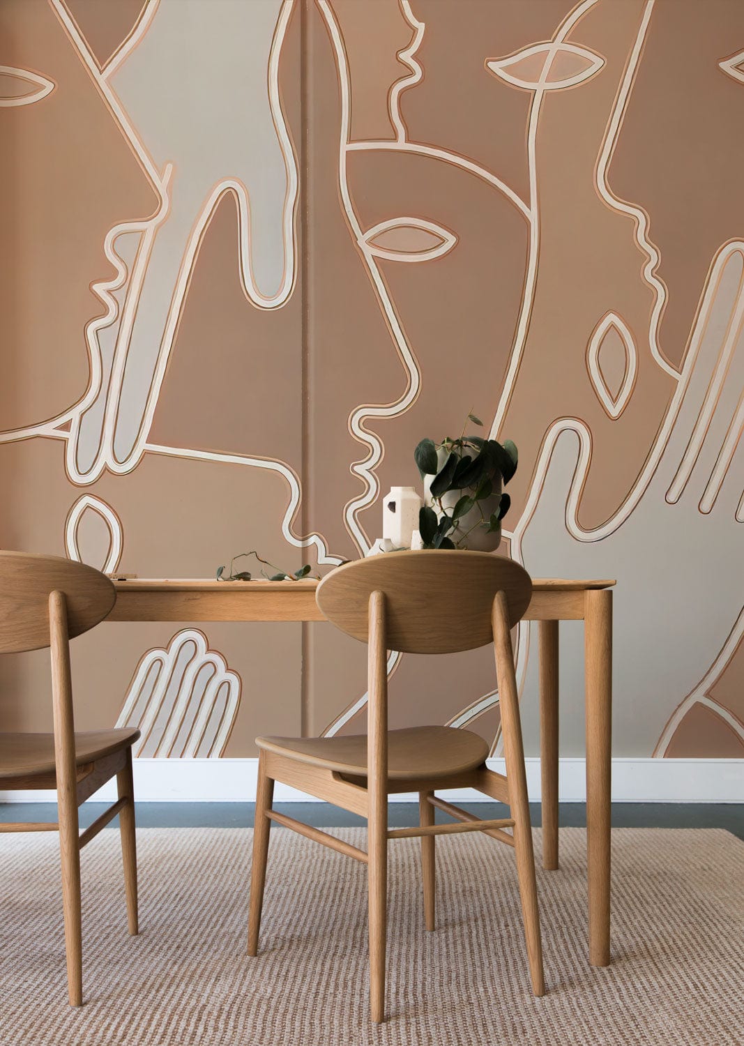 Chaise de salle à manger en bois brun clair avec design peint mural abstrait et œuvre d’art unique
