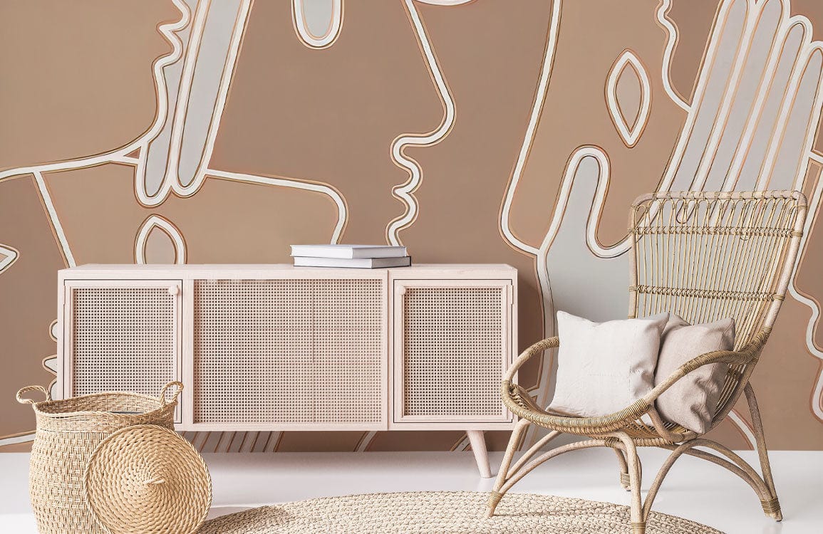 Chaise d’accent en rotin brun clair avec coussins, idéale avec le papier peint mural abstrait