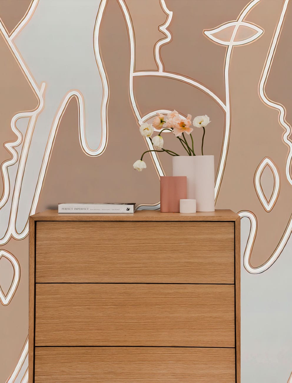 Dresser en bois clair avec trois tiroirs, parfait pour un papier peint mural abstrait