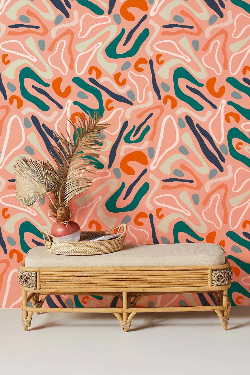 Rattan bench avec coussin clair, idéal pour peinture murale abstraite et mural abstrait organique