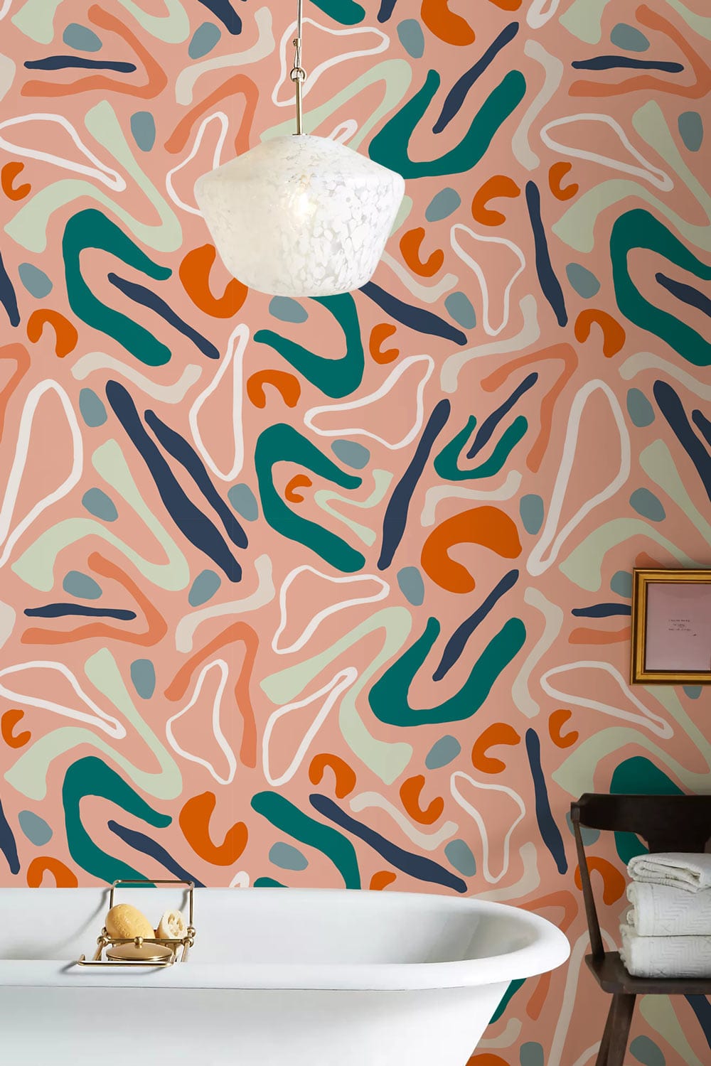 Photo d’une baignoire en fonte blanche avec caddy en or, idéale pour un papier peint mural abstrait organique