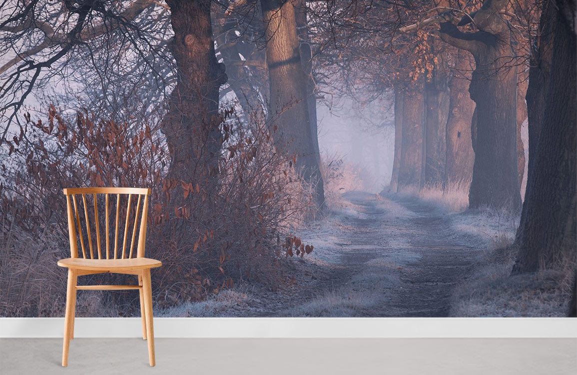 Chaise en bois clair avec dossier à broches, idéale avec peinture murale Allée Forestière
