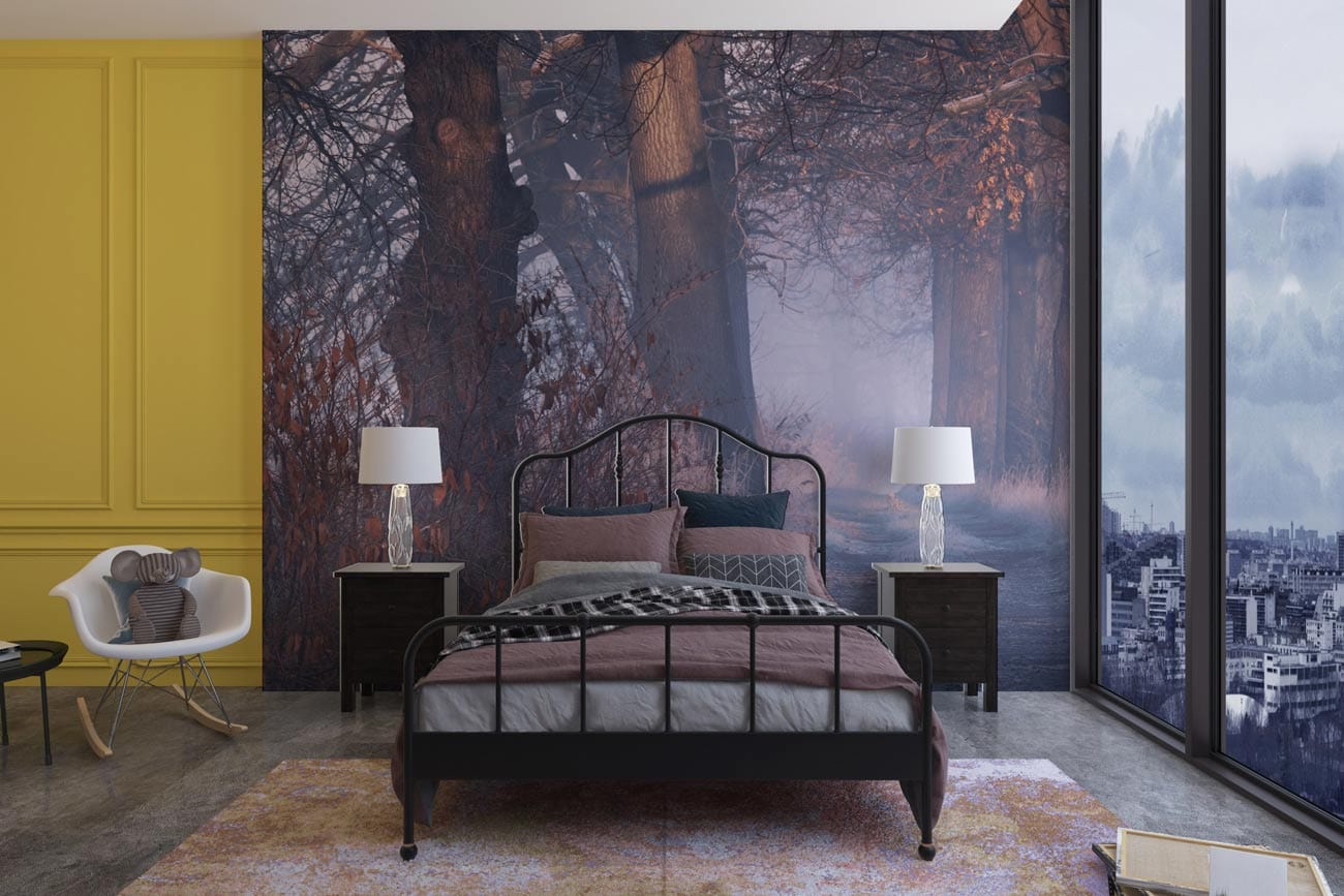 Lit noir avec literie rose et grise, peinture murale mural allée forestière