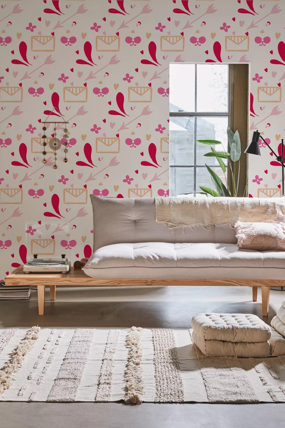 Futon crème avec cadre en bois, idéal pour mural amour enveloppant et peint mural amour