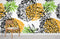 Peint mural Ananas avec chaise en bois, papier peint mural tendance et décoratif