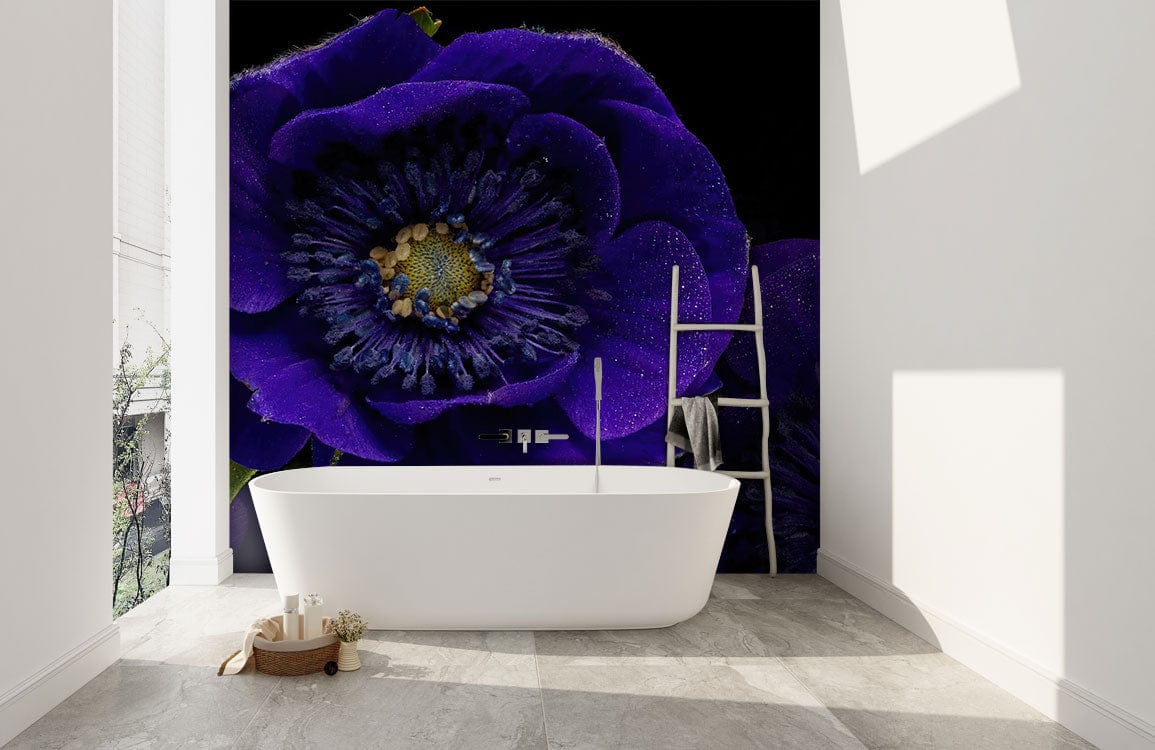 Baignoire autoportante blanche avec le papier peint mural Anémone bleu foncé