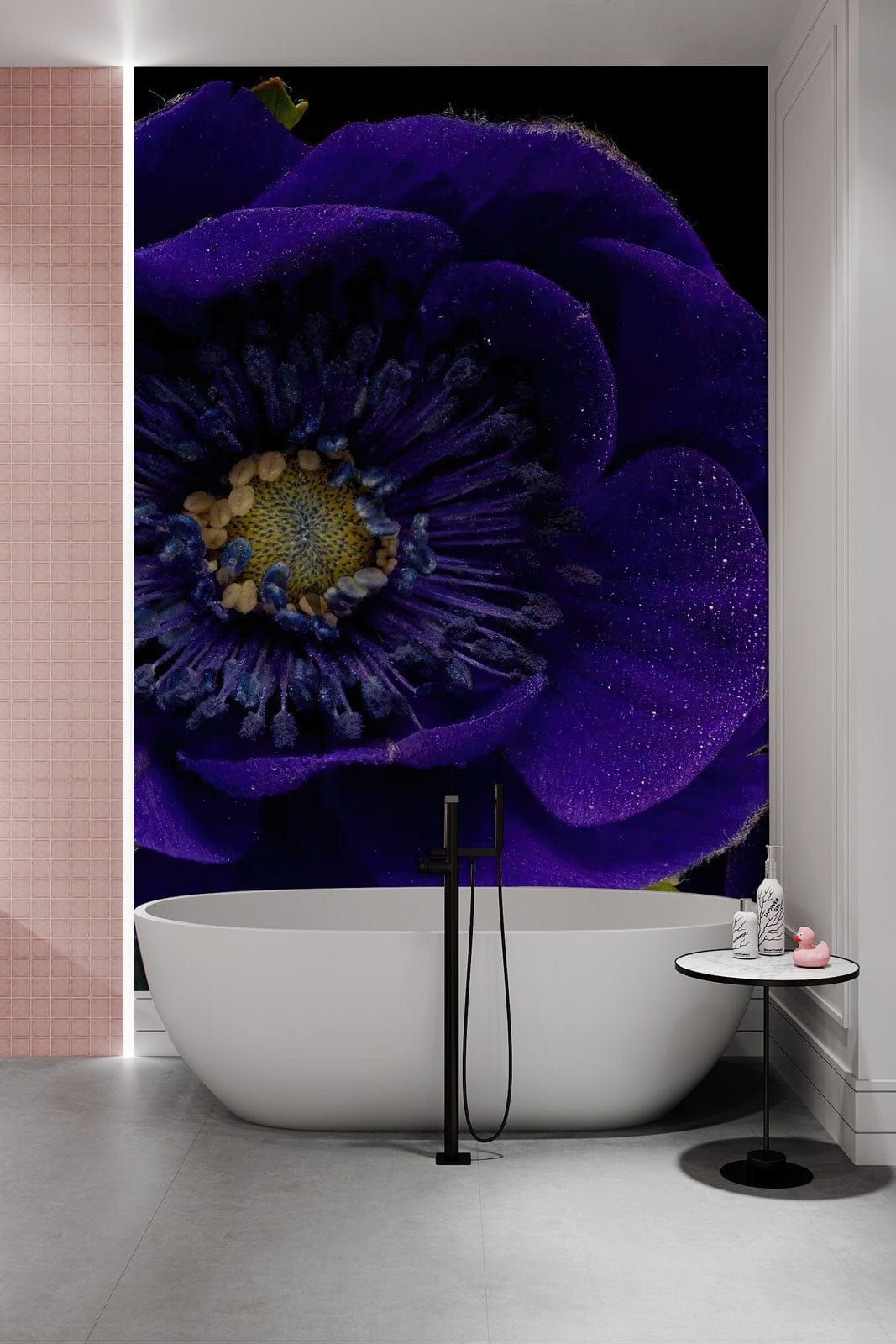 Baignoire blanche avec robinet noir, mural Anémone bleu foncé, papier peint mural élégant