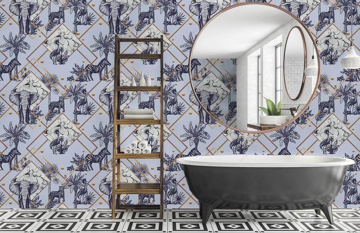 Photo d’une baignoire à pieds noirs et miroir rond avec un papier peint mural animaux tropicaux