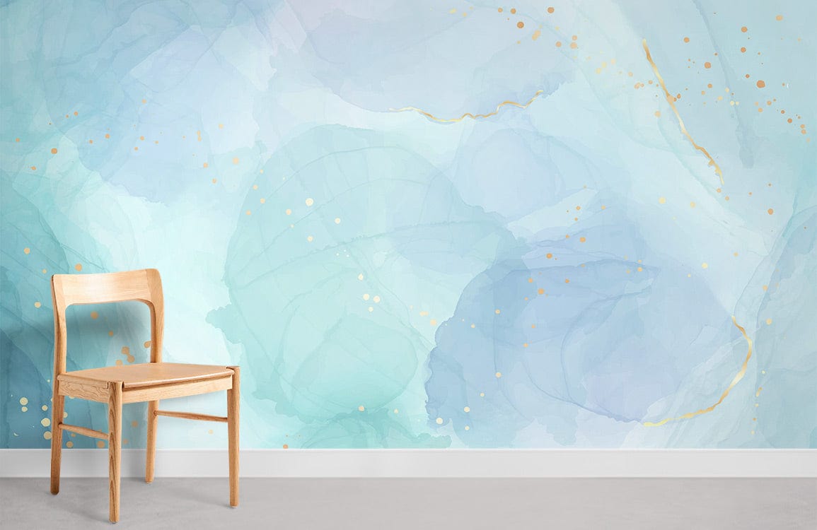 Chaise en bois clair avec dossier courbé sur le papier peint mural aquarelle bleu et vert