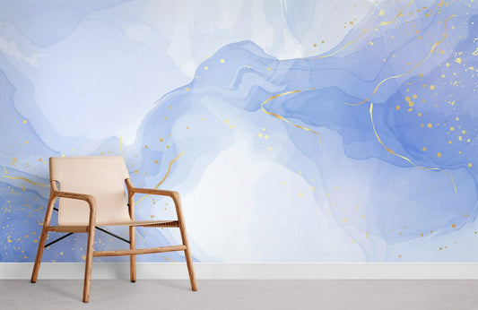 Chaise en bois avec tissu clair sur mural aquarelle bleu fondu pour décoration intérieure