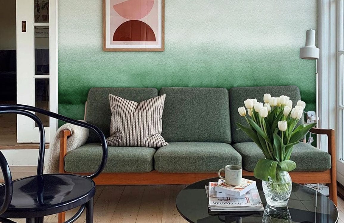 Canapé vert trois places avec cadre en bois, idéal pour un peint mural aquarelle