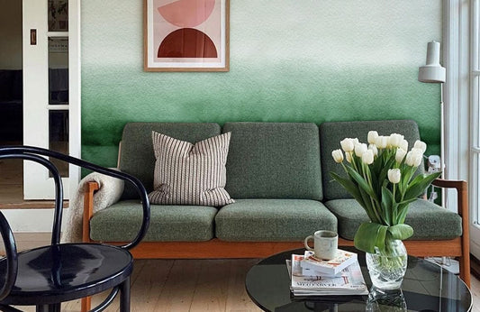 Canapé vert trois places avec cadre en bois, idéal pour un peint mural aquarelle