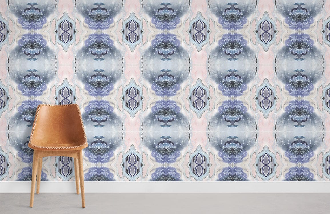 Chaise en cuir marron avec cadre en bois léger, dans le papier peint mural aquarelle