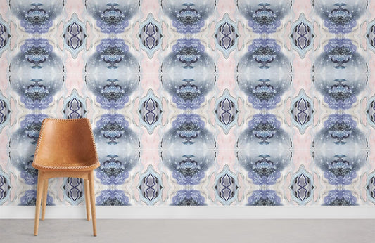 Chaise en cuir marron avec cadre en bois léger, dans le papier peint mural aquarelle