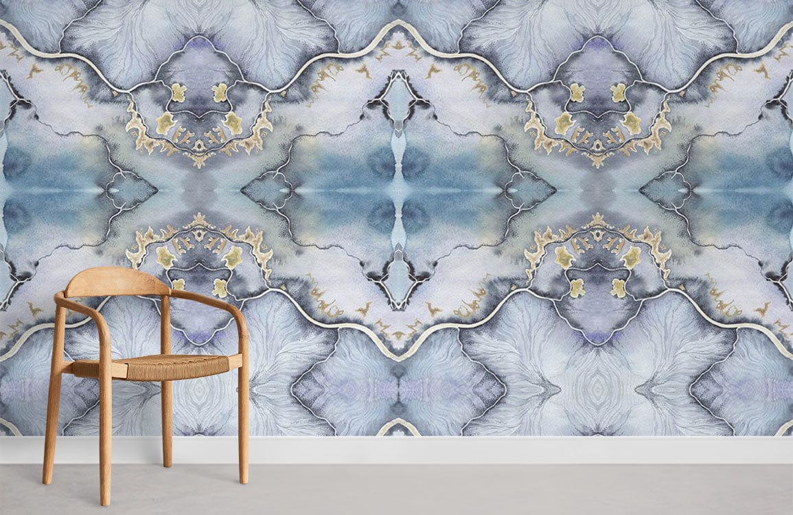 Chaise en bois clair avec siège tissé, parfait pour un papier peint mural aquarelle