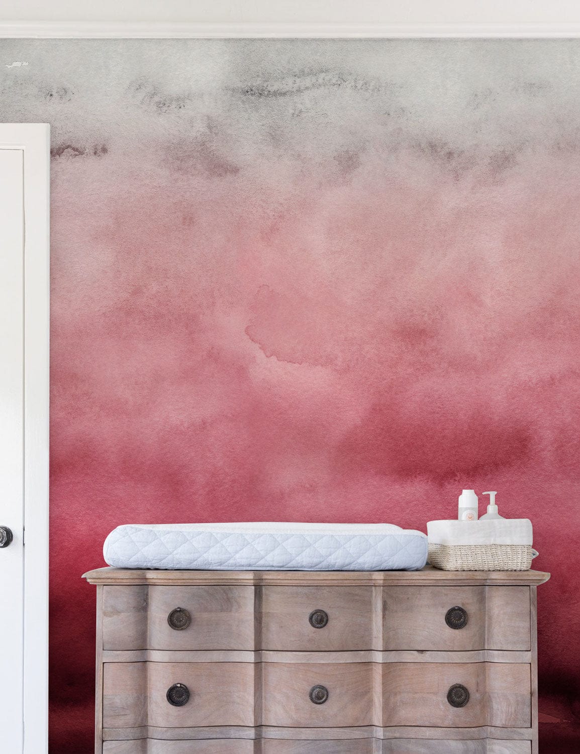 Dressing avec peinture murale aquarelle ombré rose et papier peint mural élégant