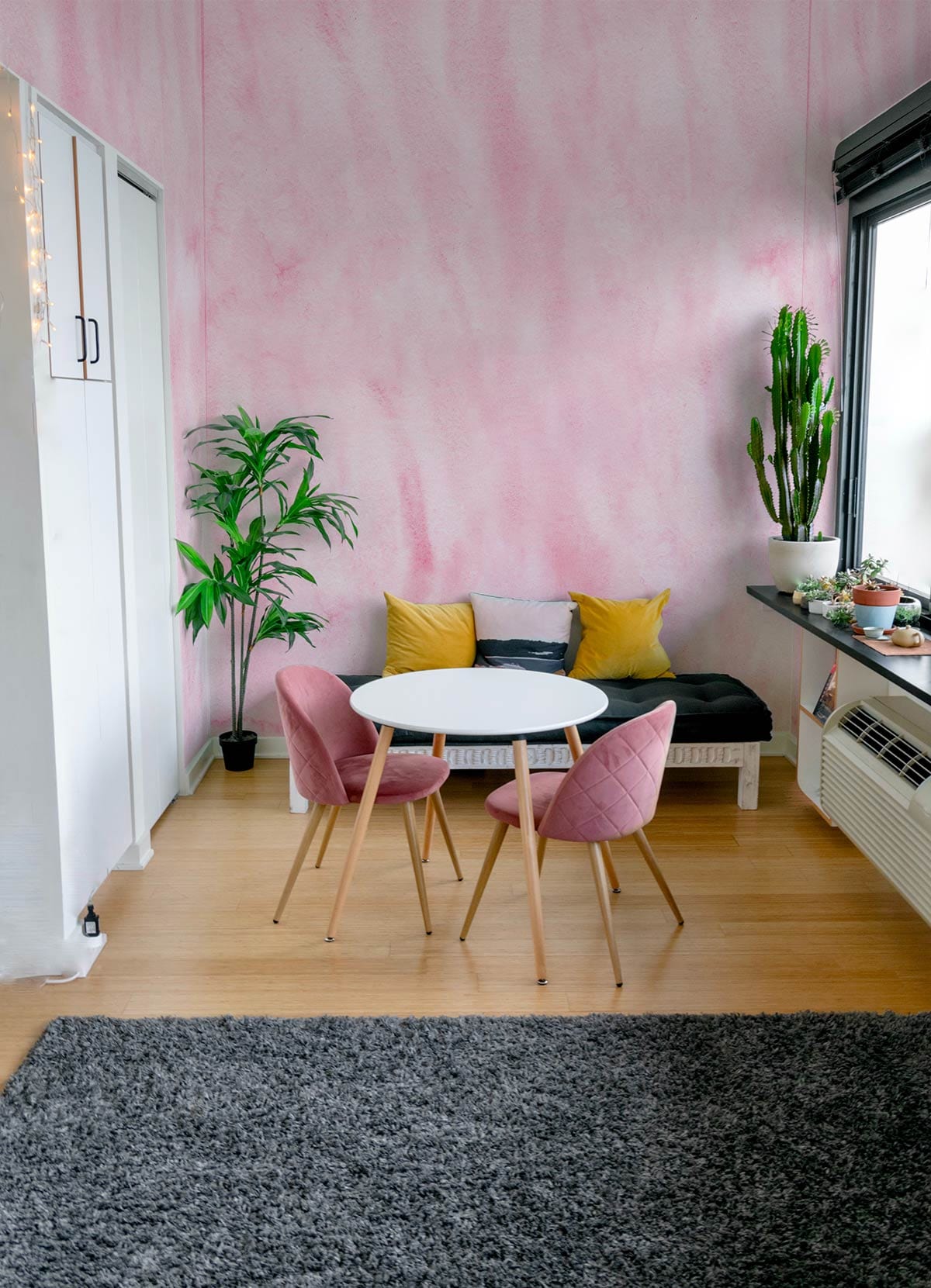 Table ronde blanche avec chaises roses, peinture mural aquarelle, mural aquarelle rose
