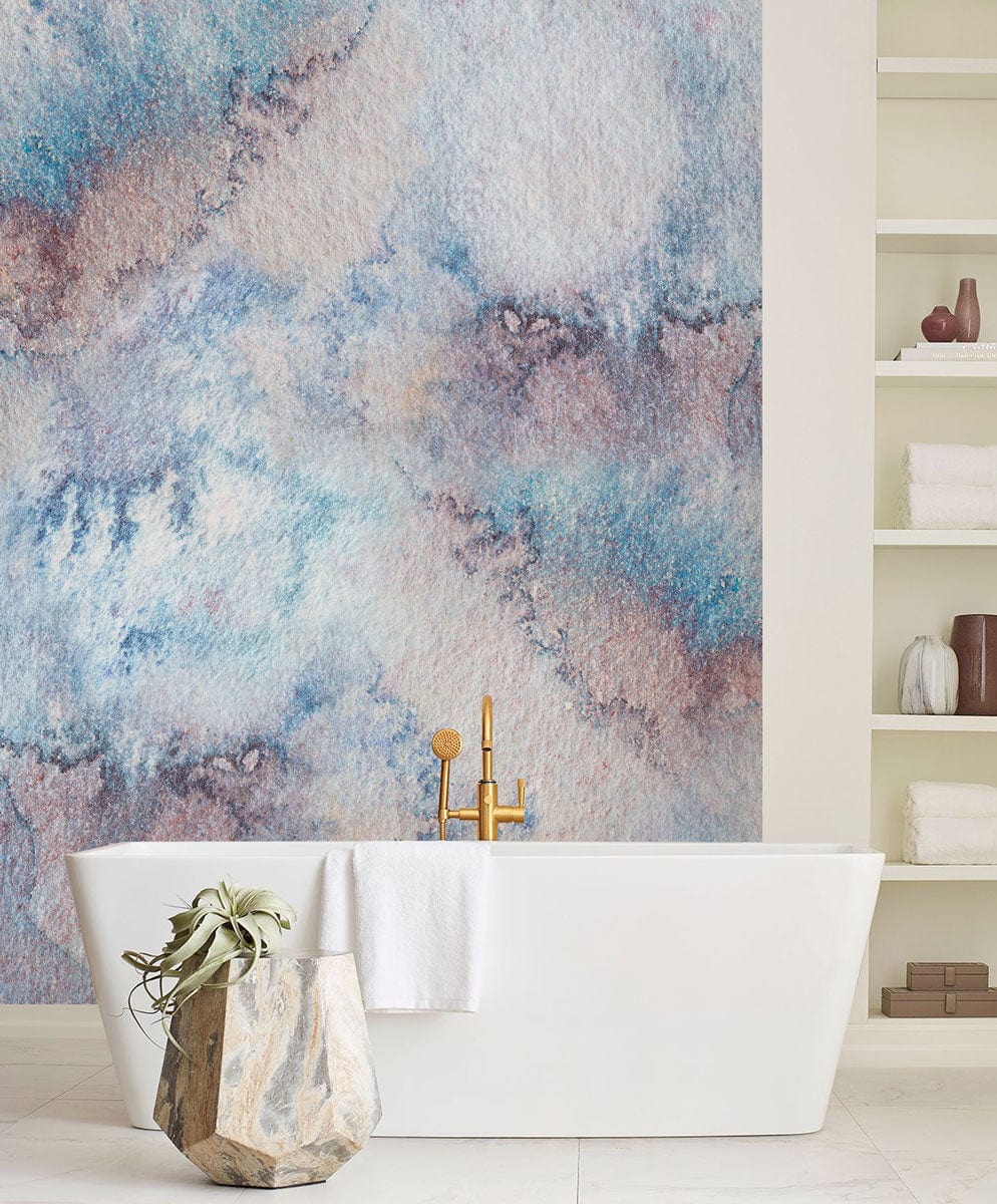 Baignoire blanche avec robinet en laiton, dans un décor mural aquarelle vague œuvre d’art