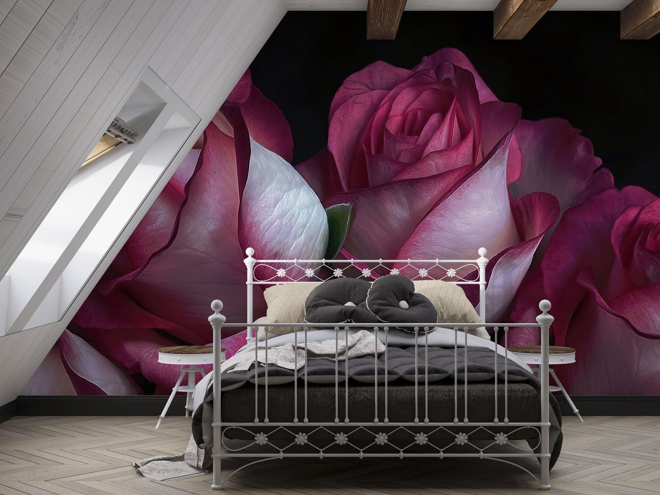 Image d’un lit avec cadre en métal blanc, duvet gris foncé, dans un papier peint mural Arome de Rose