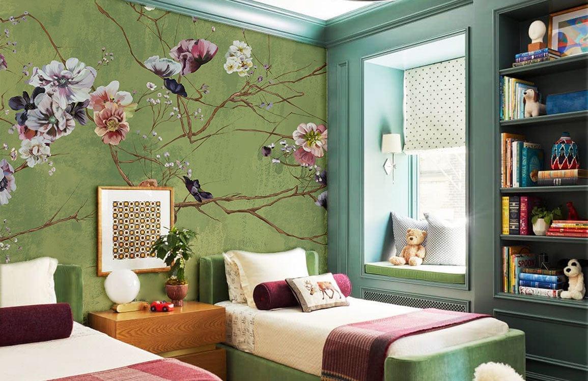 Twin beds avec têtes de lit en velours vert, parfaits pour un décor mural fleuri