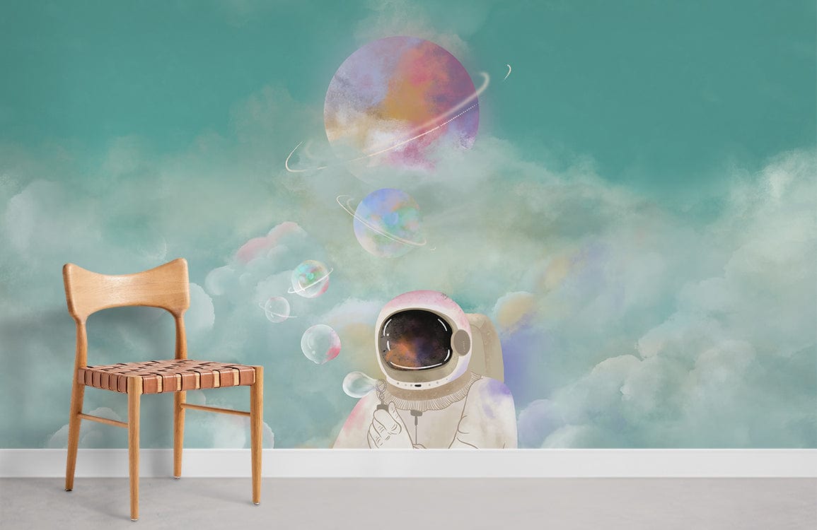 Chaise de salle à manger en bois avec siège en cuir tressé, dans le peint mural astronaute