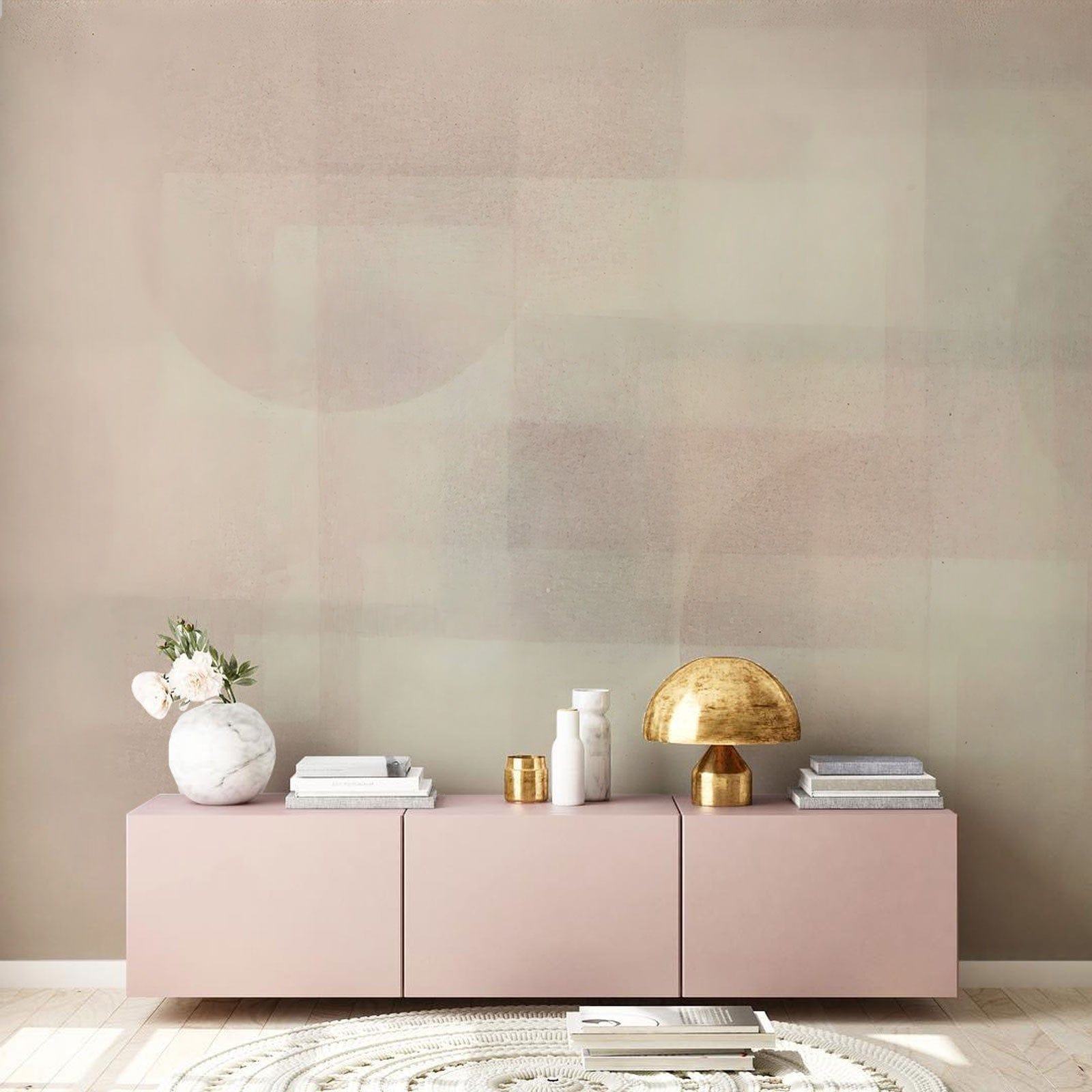 Media console rose avec flat top, parfait pour un papier peint mural aux motifs géométriques pastels