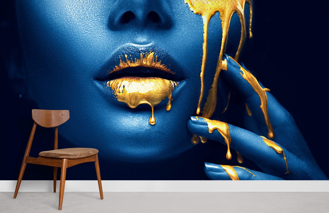 Photo d’une personne avec visage et main peints en bleu et or, mural avatar doré 3D
