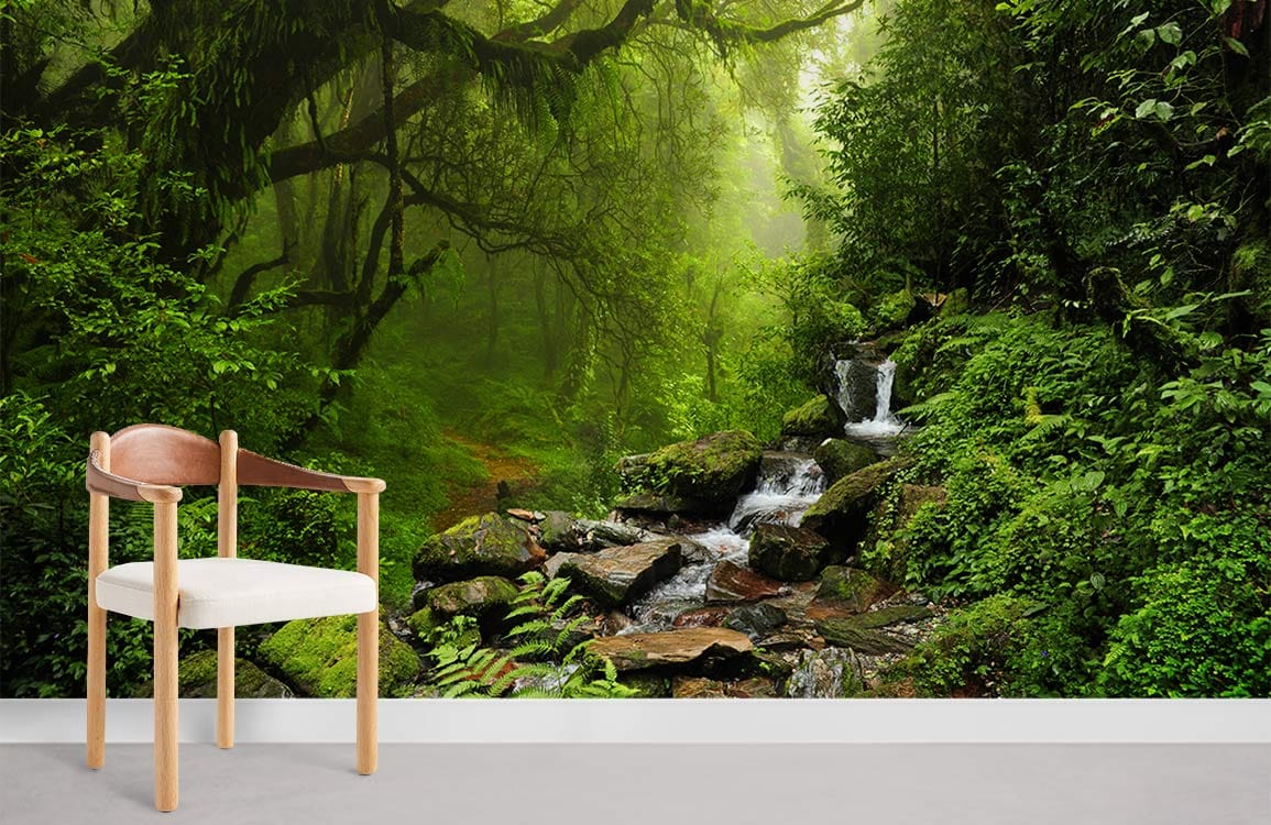 Chaise en bois brun clair avec siège rembourré blanc sur papier peint mural forêt