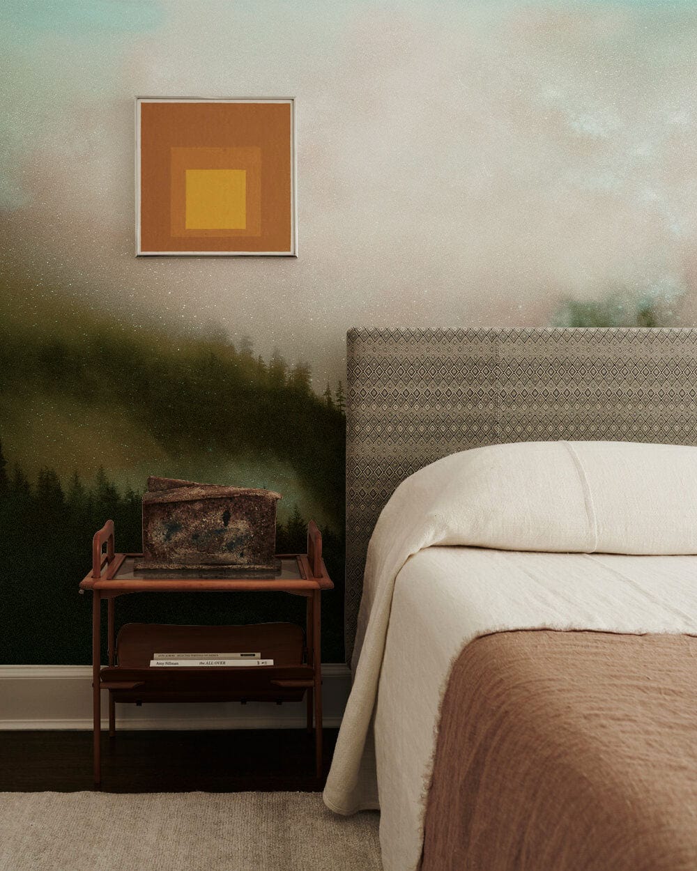 Papier peint mural panoramique avec brouillard s’infiltrant dans la forêt pour décoration personnalisée