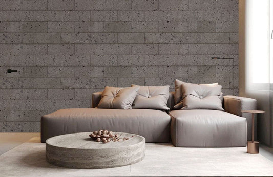 Canapé sectionnel moderne gris clair avec coussins tuftés, parfait pour un papier peint mural unique
