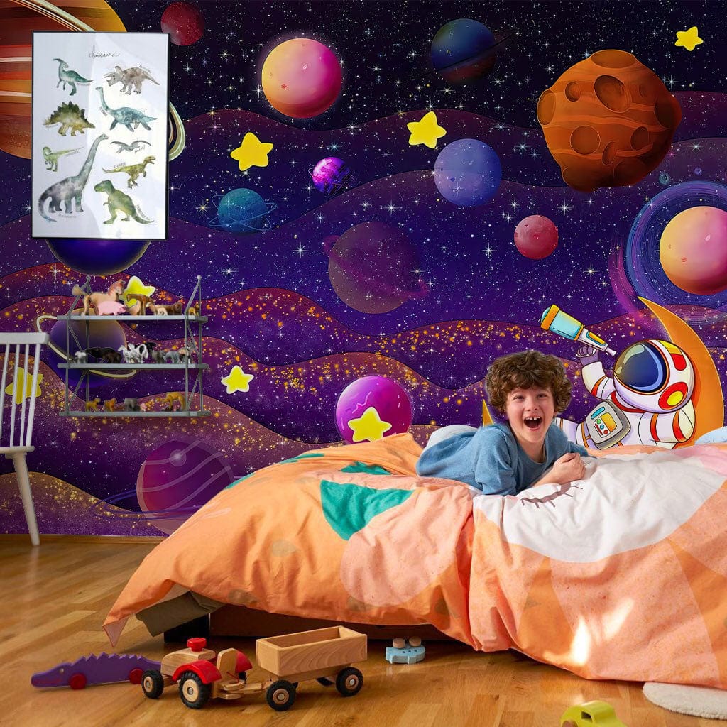 Peint mural aventure cosmonaute dans une chambre d’enfant avec lit orange