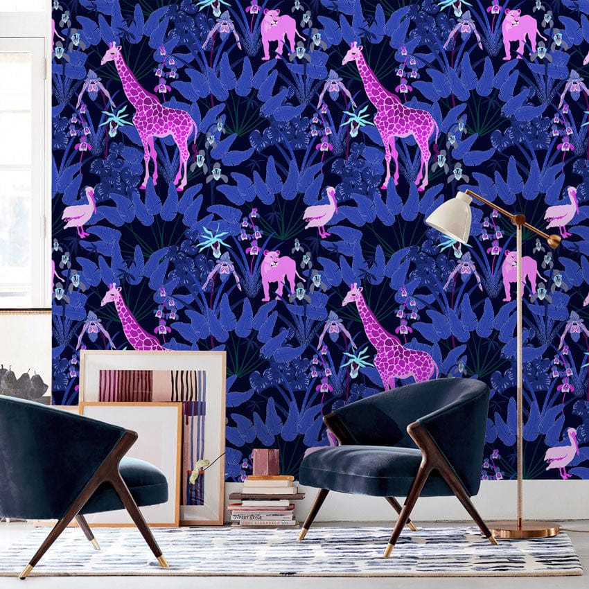 Papier peint mural aventure nocturne magique avec jungle, animaux roses et feuillage vibrants