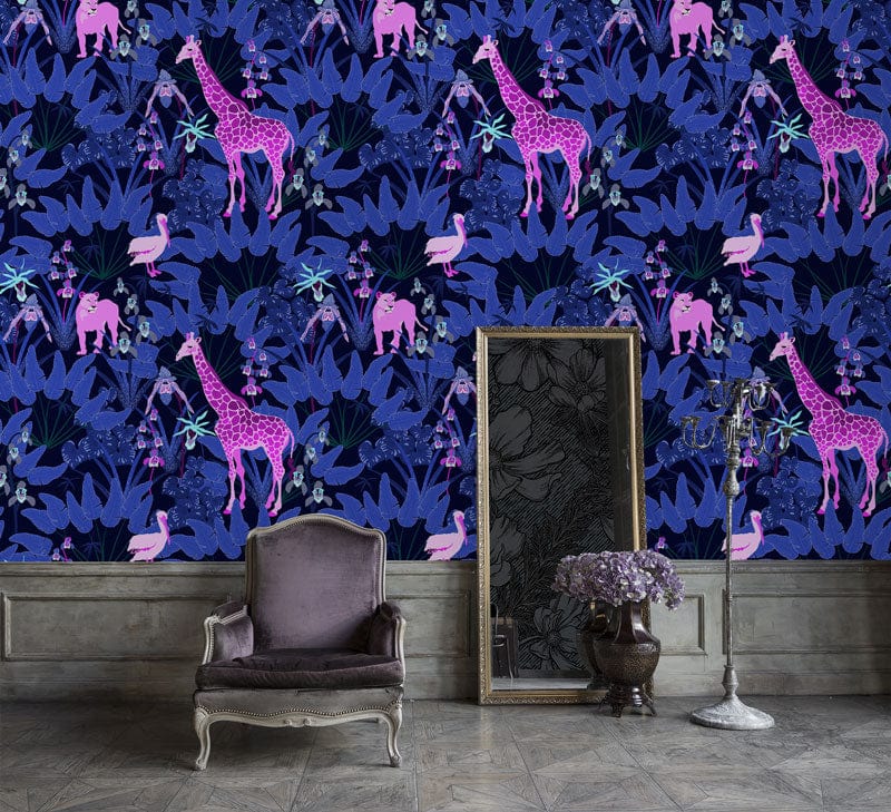 Chaise en velours violet avec pieds en bois argentés, idéal pour peinture murale aventure nocturne
